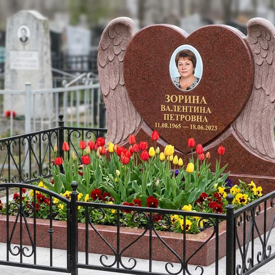 Памятник с сердцем в крыльях из лезниковского гранита