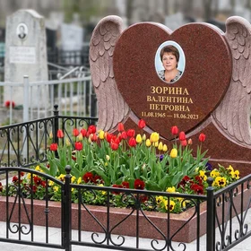 Памятник с сердцем в крыльях из лезниковского гранита