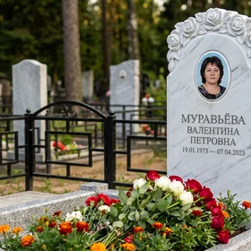 Мемориал с гирляндой роз из белого мрамора