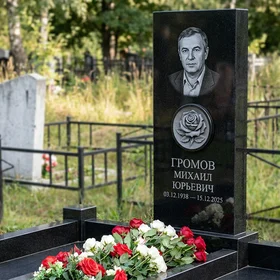Памятник с розой в медальоне из черного габбро-диабаза