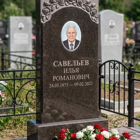Памятник с гирляндой роз из дымовского гранита