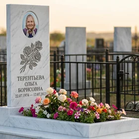 Памятник с розой из белого мрамора с портретом