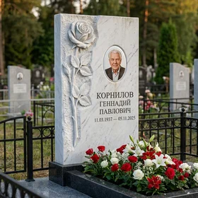 Памятник с розой из белого мрамора с художественной резьбой