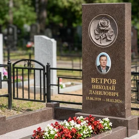 Памятник с розой в медальоне из дымовского гранита