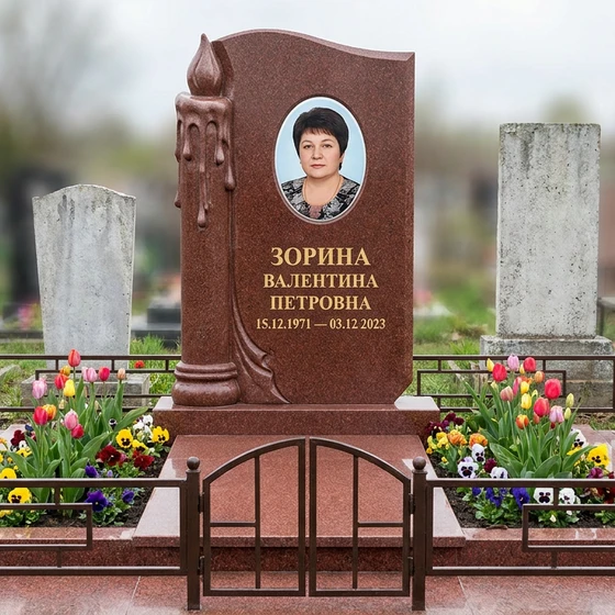 Памятник со свечой из лезниковского гранита с фотопортретом