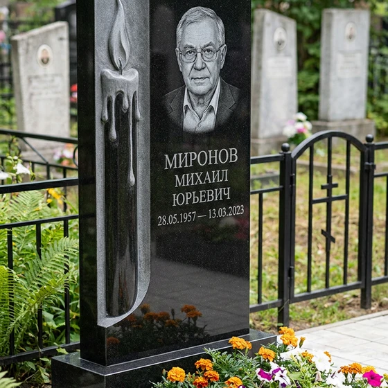 Памятник с зажженной свечой из черного габбро-диабаза