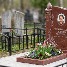 Памятник со свечой из красного лезниковского гранита с фотокерамикой