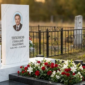 Памятник с тремя свечами из белого мрамора