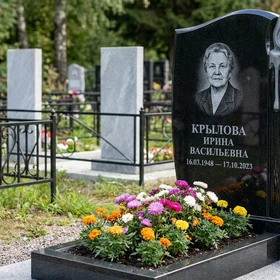Памятник с зажженной свечой из черного габбро-диабаза с восковыми подтеками
