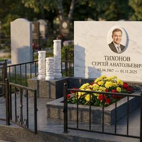 Памятник с тремя свечами из белого мрамора с фотопортретом
