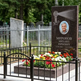 Стела с горящей свечой из дымовского гранита с фотопортретом