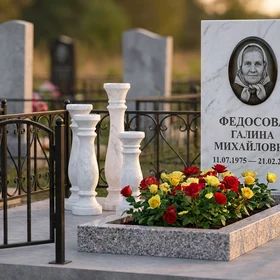 Мемориал с тремя свечами из белого мрамора с фотопортретом