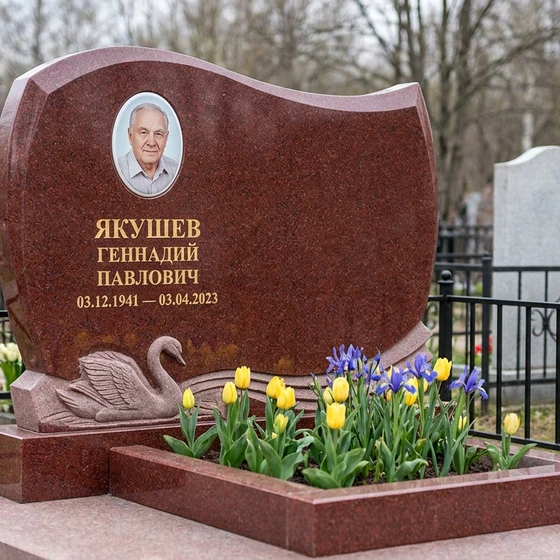 Памятник с лебедем из лезниковского гранита