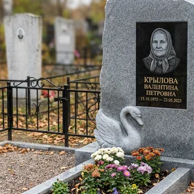 Памятник с лебедем из мансуровского гранита с глубокой фрезеровкой