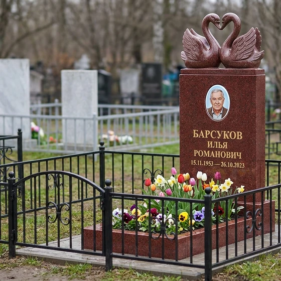 Памятник с парой лебедей из лезниковского гранита