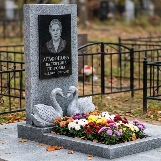Памятник с парой лебедей из мансуровского гранита с портретом