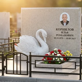 Памятник с лебедем из белого мрамора с овальным портретом