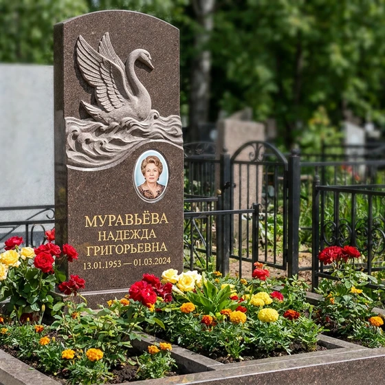 Памятник с лебедем в волнах из дымовского гранита