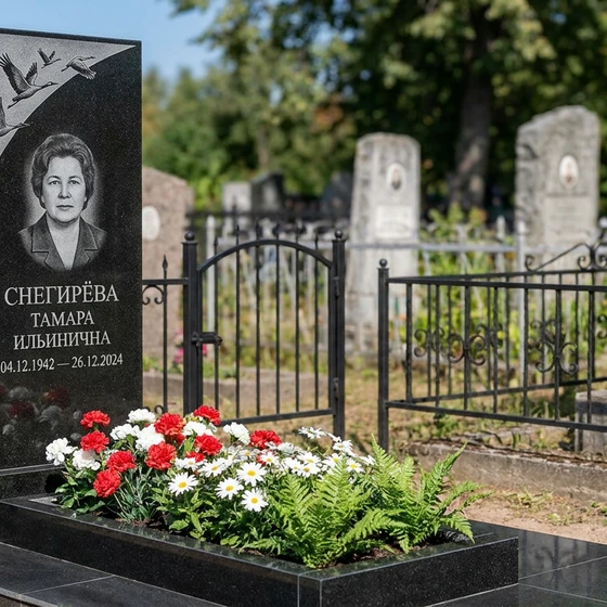 Памятник с журавлиным клином из черного габбро-диабаза с портретом