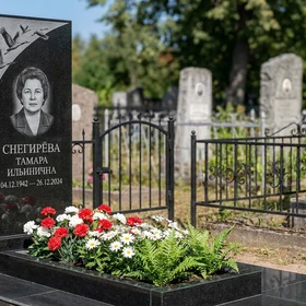 Памятник с журавлиным клином из черного габбро-диабаза с портретом