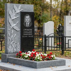 Памятник с журавлями из мансуровского гранита