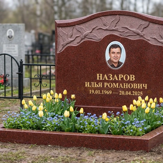 Памятник с журавлиным клином из лезниковского гранита