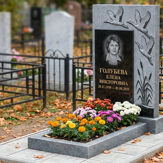 Памятник с клином журавлей из мансуровского гранита