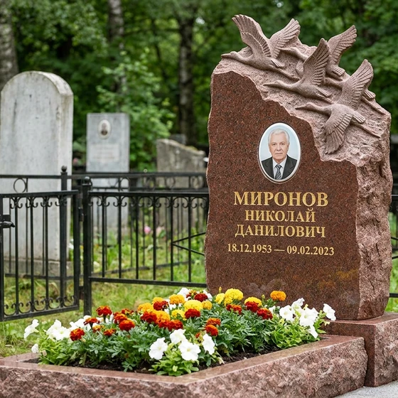 Памятник с клином журавлей из лезниковского гранита с портретом