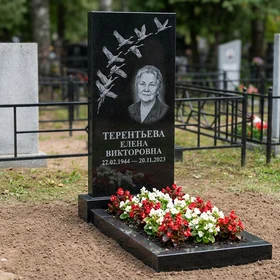 Стела с клином журавлей из черного габбро-диабаза с портретом