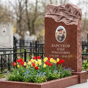 Памятник с клином журавлей из лезниковского гранита