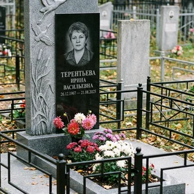 Памятник с клином журавлей из мансуровского гранита с портретом
