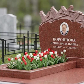 Памятник с клином журавлей из лезниковского гранита с овальной фотокерамикой