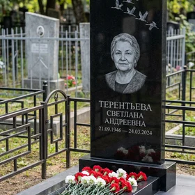 Памятник с клином журавлей из черного габбро-диабаза с художественной резьбой
