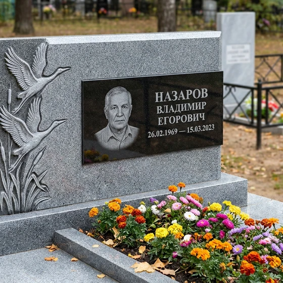 Памятник с клином журавлей из мансуровского гранита с черной вставкой