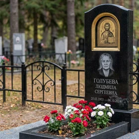 Памятник с иконой Христа из черного габбро-диабаза