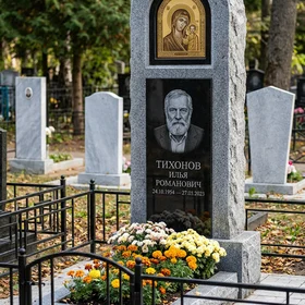 Памятник с иконой Богородицы из мансуровского гранита