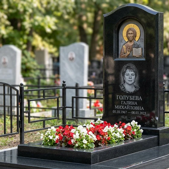 Памятник с иконой Христа из черного габбро-диабаза с портретом