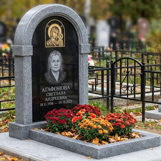 Памятник с иконой Богородицы из мансуровского гранита с черной вставкой
