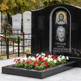 Стела с иконой Христа из габбро-диабаза с золоченым нимбом