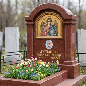 Памятник-часовня с мозаичной иконой из лезниковского гранита