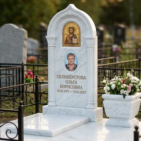 Памятник с иконой Спасителя в киотной арке из белого мрамора