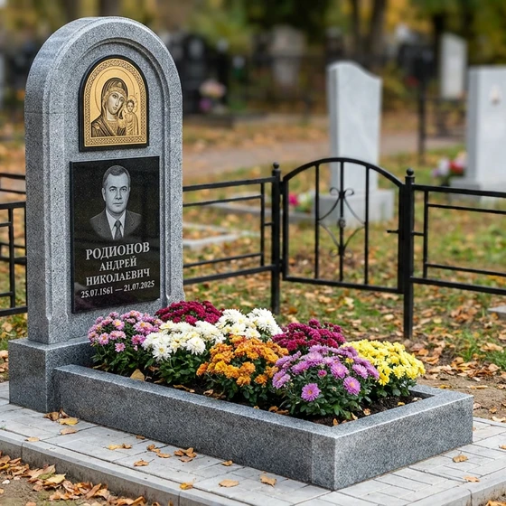 Часовня-стела с иконой Богородицы из мансуровского гранита
