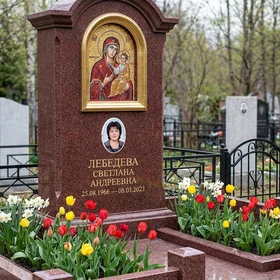 Памятник с мозаичной иконой из красного лезниковского гранита
