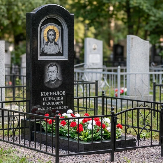 Памятник с иконой Христа из черного габбро-диабаза с художественной резьбой