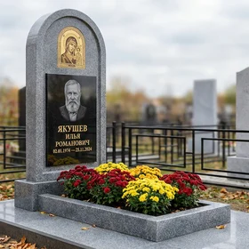 Памятник с иконой Божьей Матери из мансуровского гранита