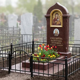 Часовня-стела с мозаичной иконой из лезниковского гранита