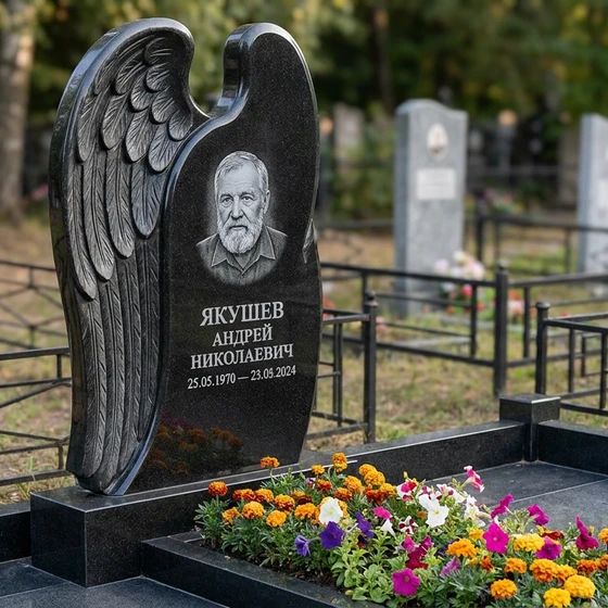 Памятник с крылом ангела из габбро-диабаза с портретом