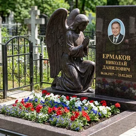 Памятник с коленопреклоненным ангелом из дымовского гранита