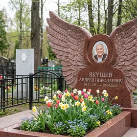 Памятник с крылом ангела из лезниковского гранита с портретом