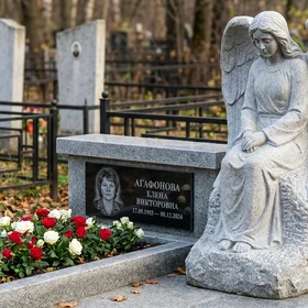 Мемориал с крылом ангела из мансуровского гранита с портретом